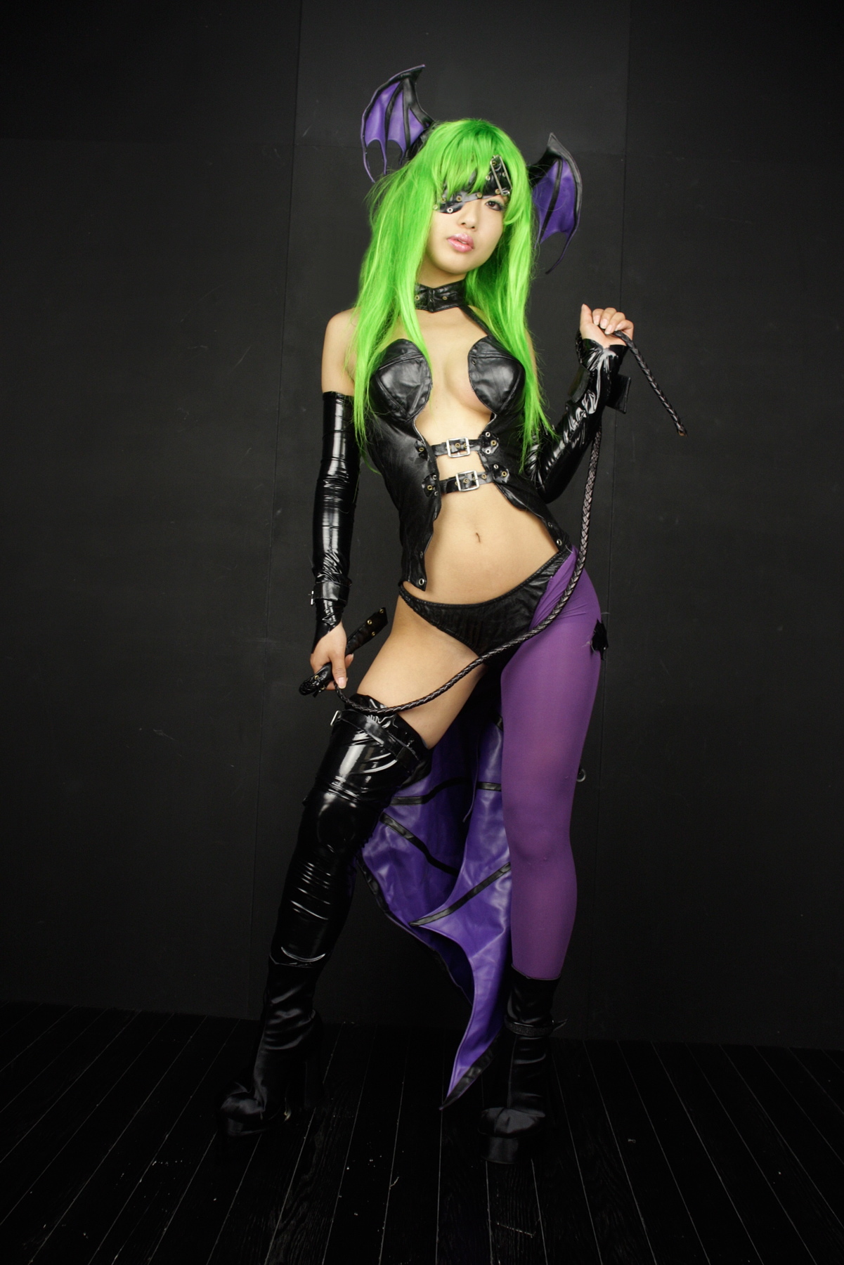 [Cosplay]  Darkstalkers  Morrigan with great body in latex